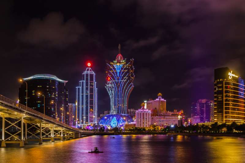 澳门，向尊敬的听众朋友们致意